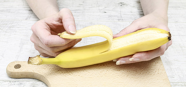 Peeling bananas correctly