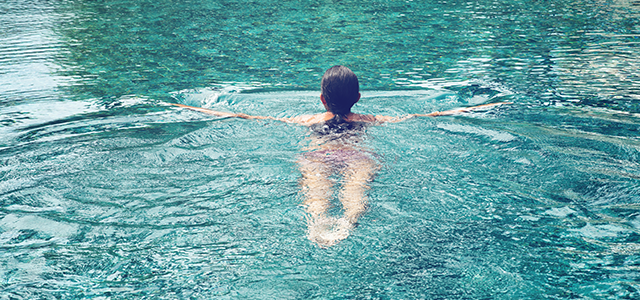 Nuotare per la vita: gli esercizi in acqua battono corsa e camminata