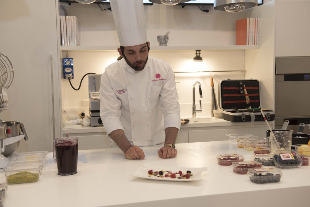 Lo chef all'opera per creare un dolce sfizioso a base di berries.